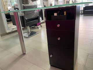 Mesa de manicura con cristal templado.