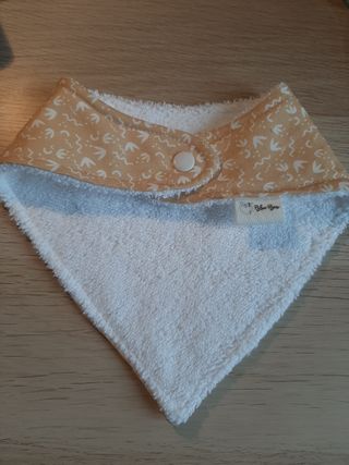 Babero tipo bandana suave y absorbente. nuevo