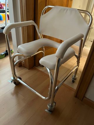 Silla con ruedas para baño