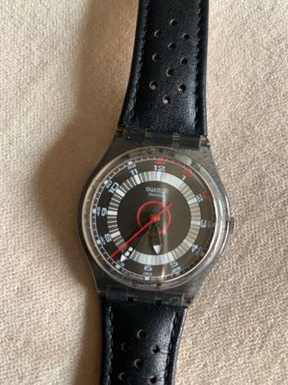 Reloj Swatch, negro. Correa de piel.