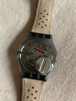 Reloj Swatch, negro. Correa de piel.