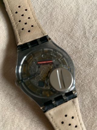 Reloj Swatch, negro. Correa de piel.