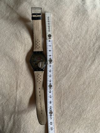 Reloj Swatch, negro. Correa de piel.