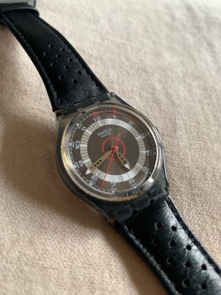 Reloj Swatch, negro. Correa de piel.