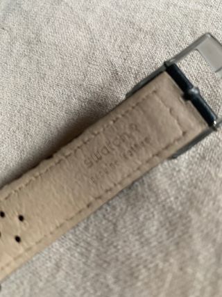 Reloj Swatch, negro. Correa de piel.