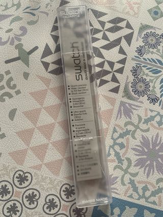 Reloj Swatch, negro. Correa de piel.