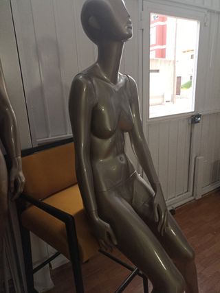 Maniquí sentada