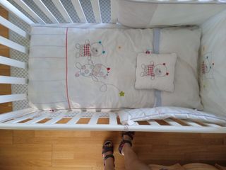 Cuna, colchón y edredón.