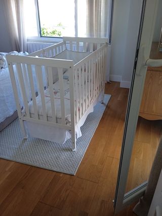Cuna, colchón y edredón.