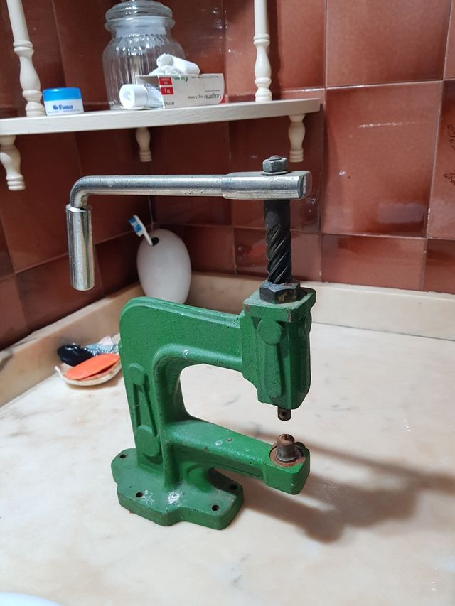 máquina de poner remaches.Buen estado