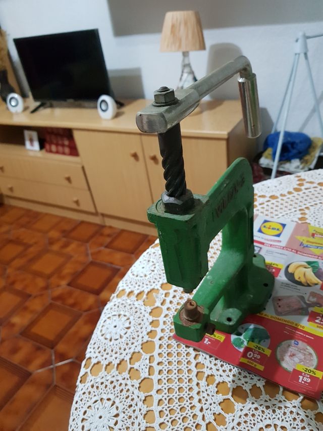 máquina de poner remaches.Buen estado