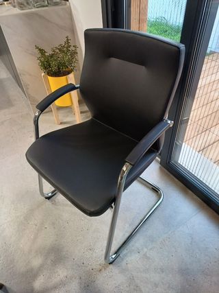 Sillón en piel y acero de gran calidad. Nuevas.