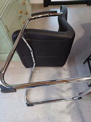 Sillón en piel y acero de gran calidad. Nuevas.