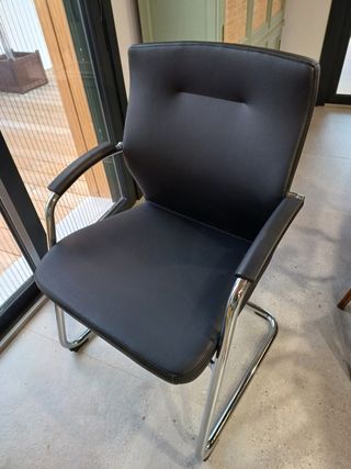 Sillón en piel y acero de gran calidad. Nuevas.