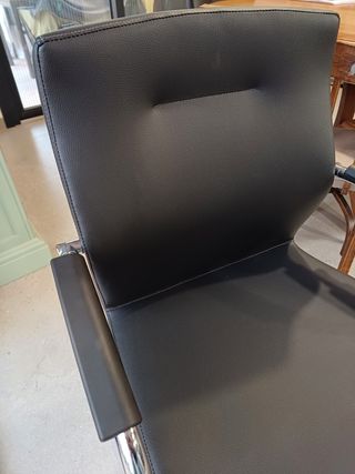 Sillón en piel y acero de gran calidad. Nuevas.