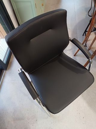 Sillón en piel y acero de gran calidad. Nuevas.