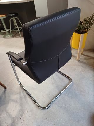 Sillón en piel y acero de gran calidad. Nuevas.