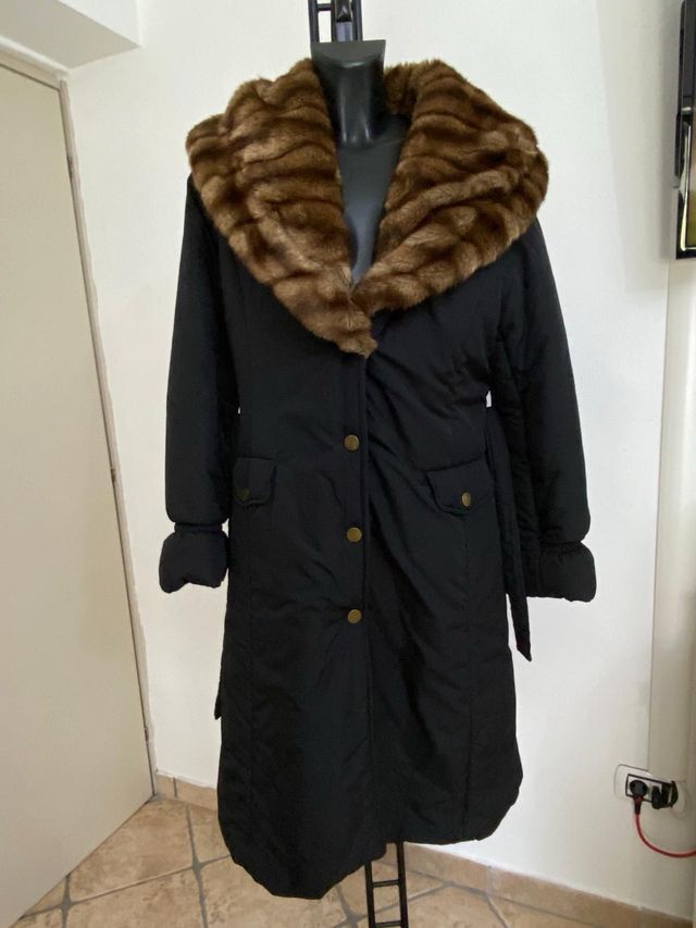 Cappotto imbottito nero con collo