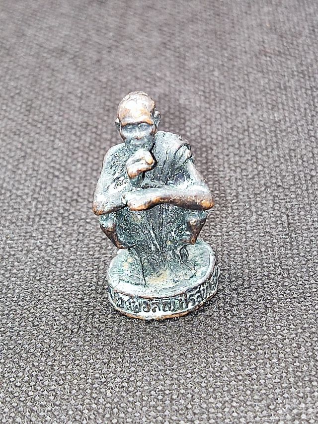 Figura del monaco buddista Luang Phor Koon Thailand