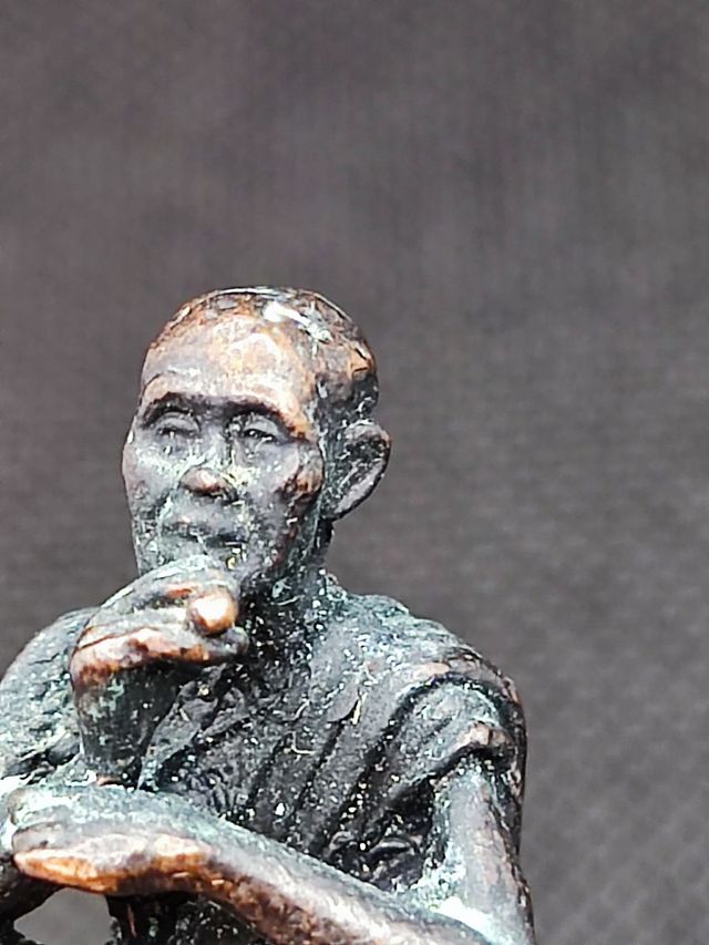 Figura del monaco buddista Luang Phor Koon Thailand