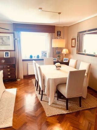 CONJUNTO MESA Y SILLAS COMEDOR
