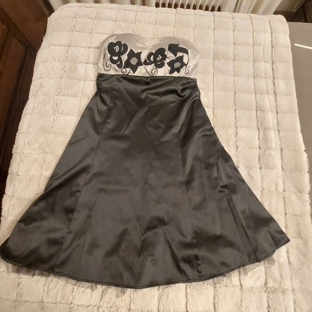 Vestido negro palabra honor y bordados