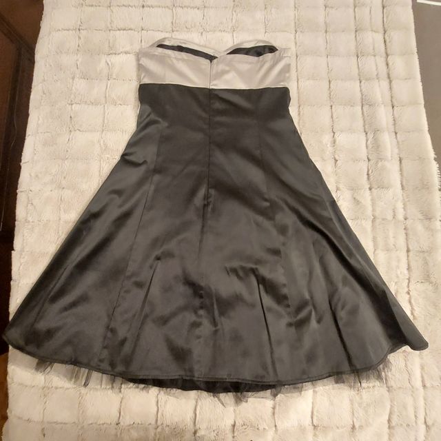 Vestido negro palabra honor y bordados