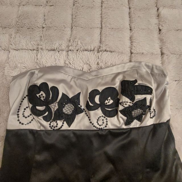 Vestido negro palabra honor y bordados