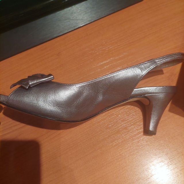 Sandalias plateadas piel