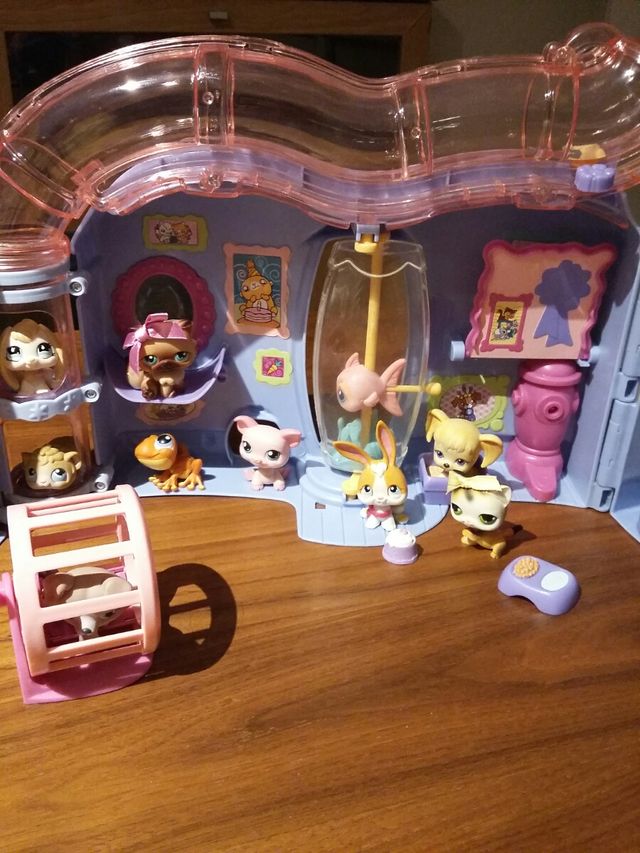 Little Pet lovin playhouse  15 pets + casita