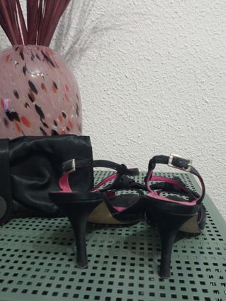 Zapatos negros de fiesta y bolso 