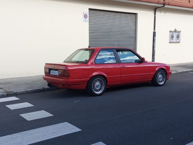 BMW E30 318 is 1990