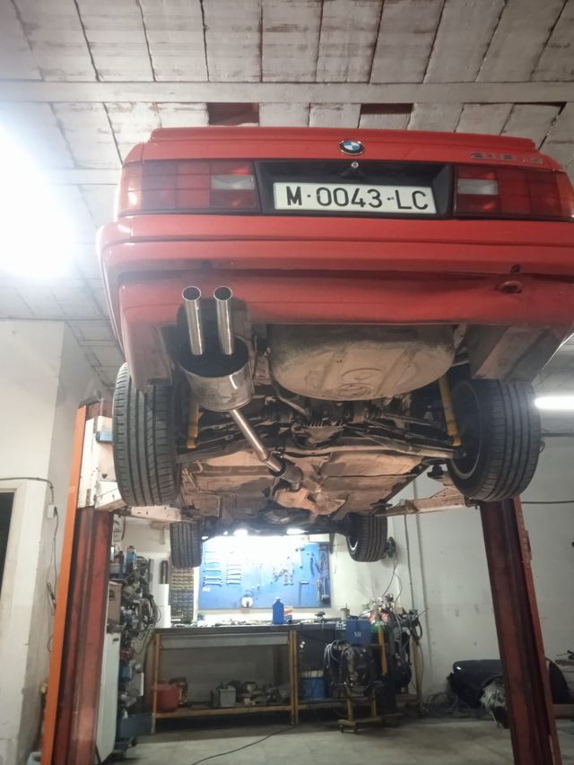 BMW E30 318 is 1990