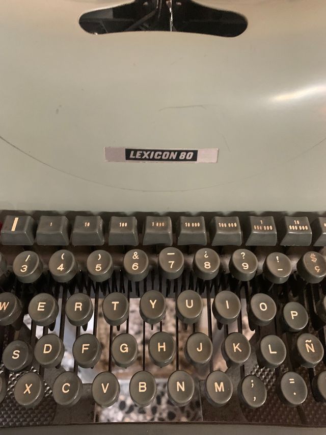 Maquina de escribir con mesa