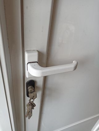 Puerta aluminio con llave