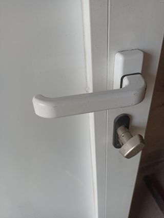 Puerta aluminio con llave