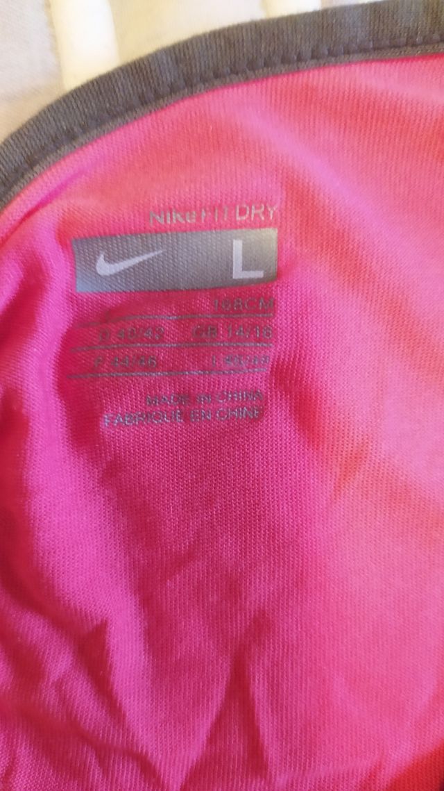 Camiseta NIKE rosa