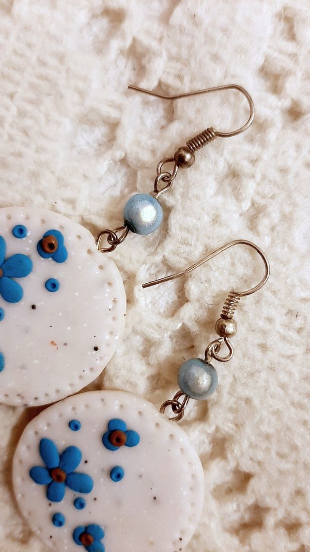 Orecchini pendenti bianchi fiori blu