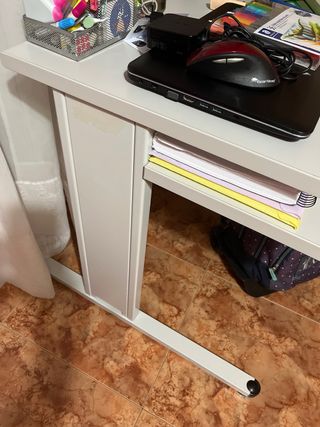 Mesa de escritorio y silla