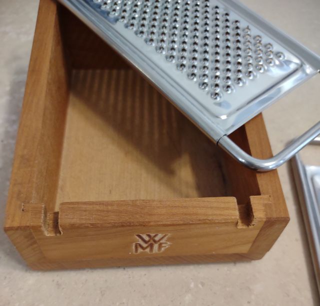 WMF 2 Grattugie Formaggio con cassetto in legno
