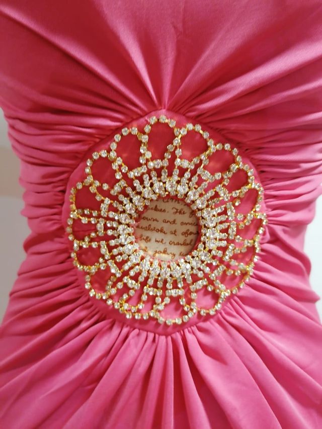 Vestido con drapeado central y detalle de pedrería