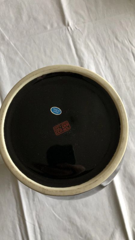 Vaso nero giapponese con fiori bianchi e bordi oro