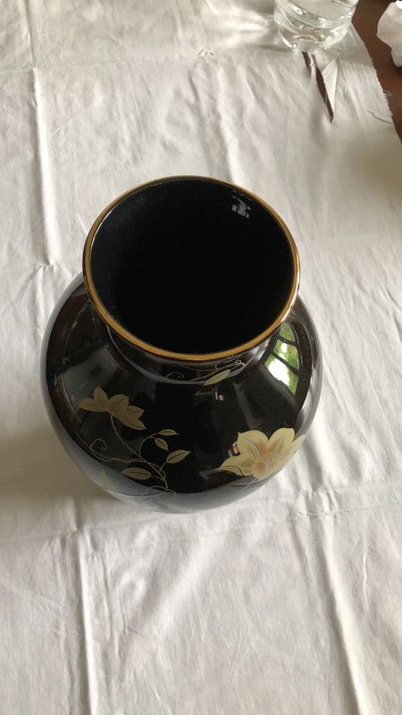 Vaso nero giapponese con fiori bianchi e bordi oro