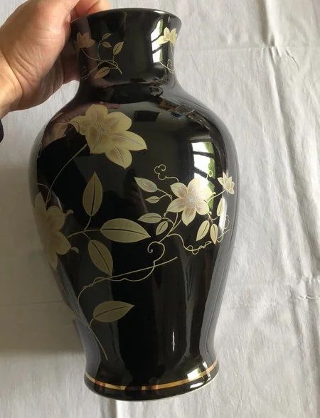 Vaso nero giapponese con fiori bianchi e bordi oro
