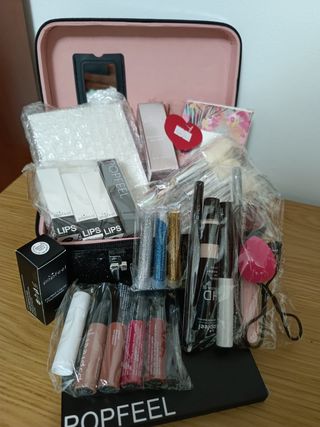 MALETÍN DE MAQUILLAJE. CON ETIQUETA