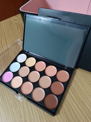 MALETÍN DE MAQUILLAJE. CON ETIQUETA