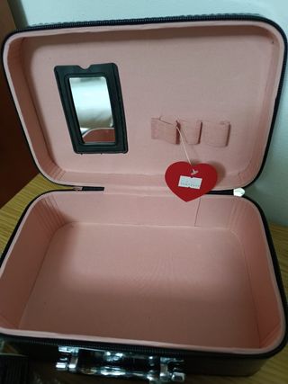 MALETÍN DE MAQUILLAJE. CON ETIQUETA