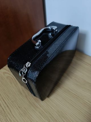 MALETÍN DE MAQUILLAJE. CON ETIQUETA