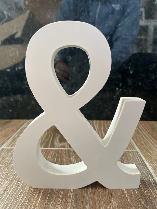 Letra de Madera R y &