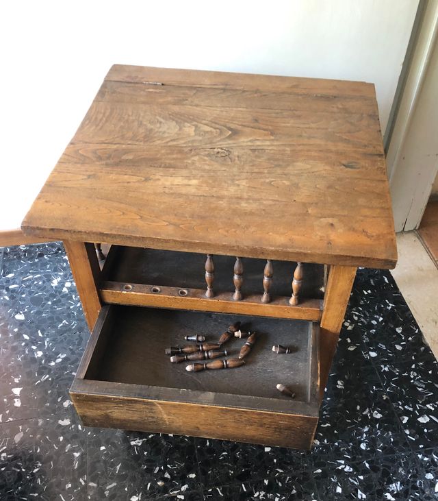 Tavolino in legno con specchio